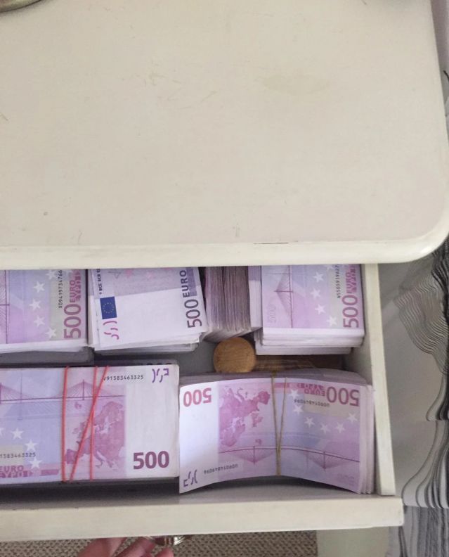  Нови СНИМКИ от спалнята на Бойко Борисов 