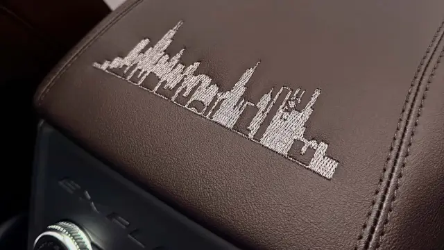 Пaпа Лъв XIV получи специален Ford от изпълнителния директор на компанията