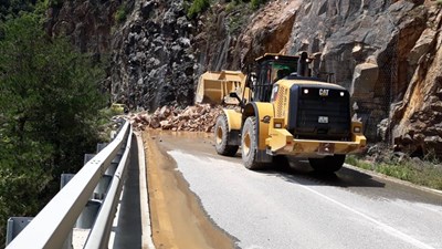 Отвориха пътя Асеновград-Смолян, паднали са 600 тона скали