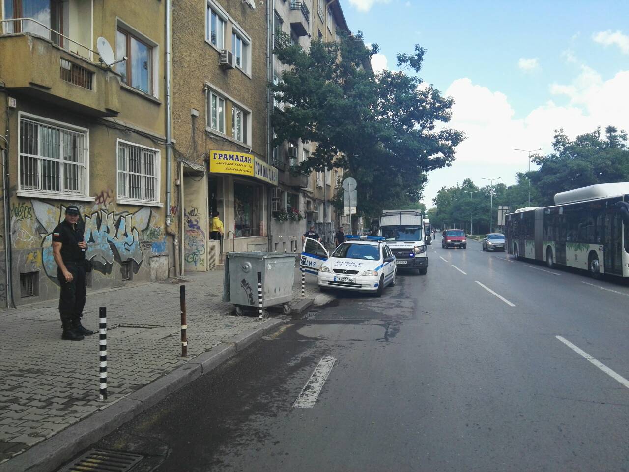 Сапьори отцепиха спирка в центъра на София (СНИМКИ)