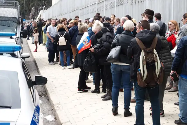 Протест пред руското посолство в София, но Митрофанова не спира да промотира символите на руската агресия