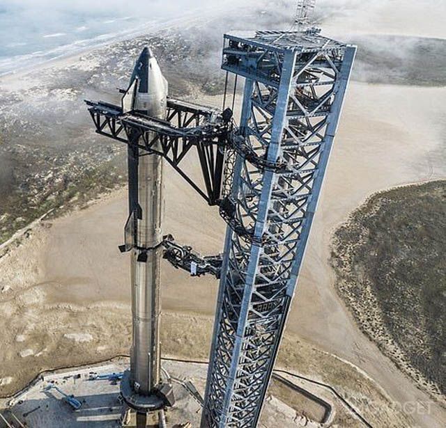SpaceX показа напълно сглобения гигантски космически кораб Starship, готов за изстрелване
