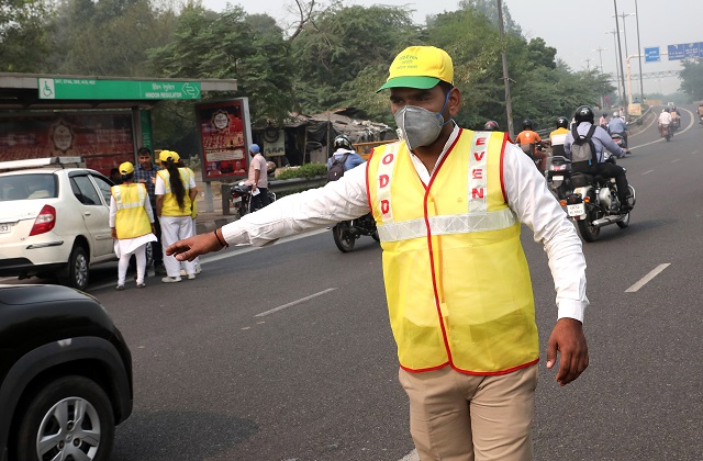 Делхи спира автомобили заради мръсния въздух (СНИМКИ)