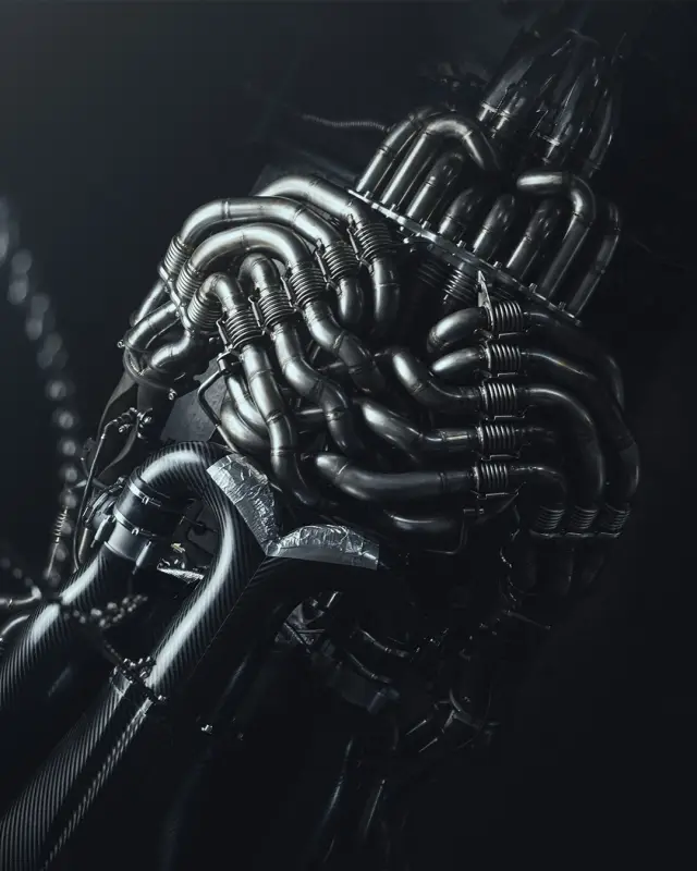 Този V12 мотор смесва автомобилното инженерство с изкуство