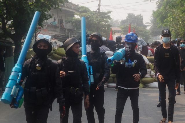  За 1 ден убиха 90 военни (СНИМКИ) 