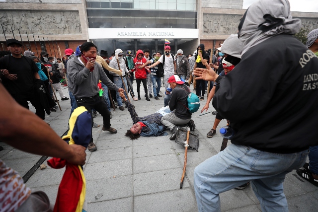 Демонстранти нахлуха в еквадорския парламент