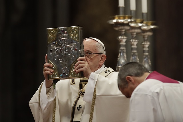 Папа Франциск изми нозете на 12 мафиоти (СНИМКИ)