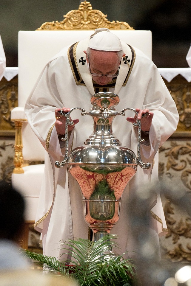 Папа Франциск изми нозете на 12 мафиоти (СНИМКИ)