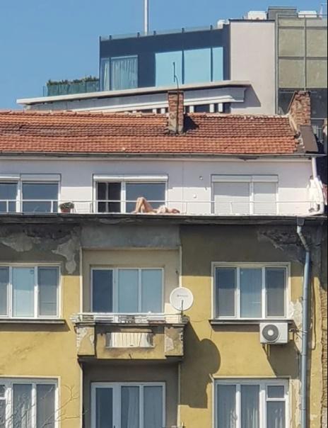 Гола софиянка под карантина удиви съседите си (СНИМКА)