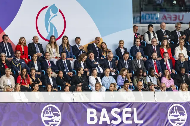  Кралско ентусиазъм на трибуните: Принцеса Шарлот и принц Уилям приветстват триумфа на „ лъвиците “ на Евро 2025 