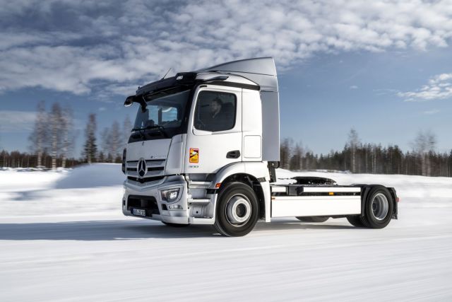 Mercedes тества ел. камионите си на студ и сняг