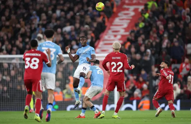 Ман Сити остава в борбата за купата след драма на " Анфийлд " 