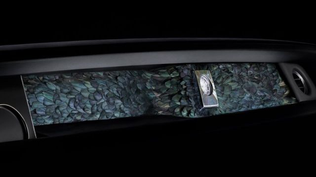  Природозащитниците да не се паникьосват: Rolls-Royce направи арматурно табло с екзотични птичи пера 