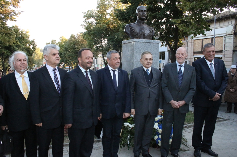Откриха паметник на Цар Борис III в Попово