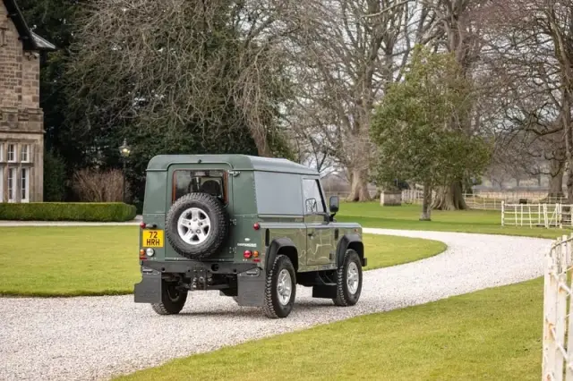 Продават Land Rover Defender принадлежал на крал Чарлз III