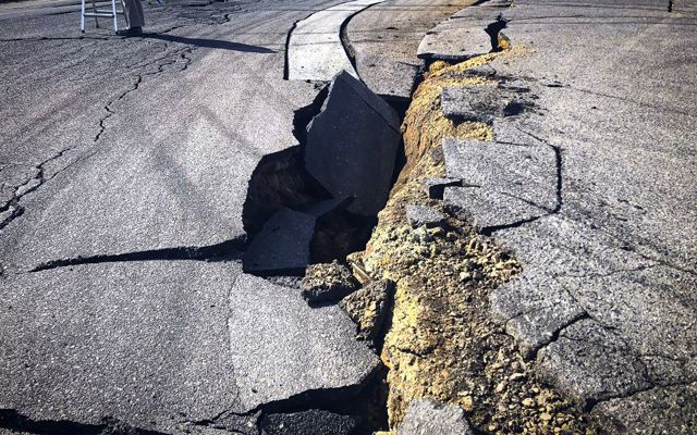  Земетресение в Япония унищожи паметна писта дружно с куп коли 