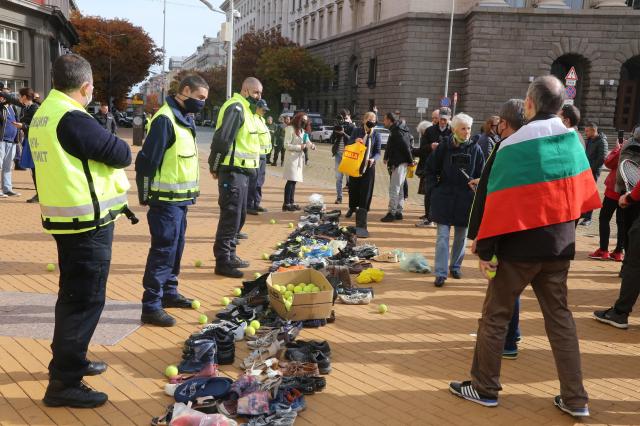 Протестиращи подредиха стари обувки пред Министерски съвет