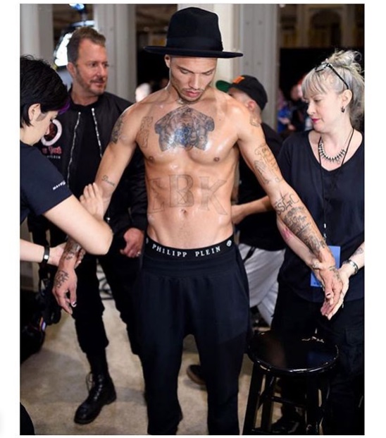 Милиардерка забременя от най-красивия затворник (СНИМКИ)