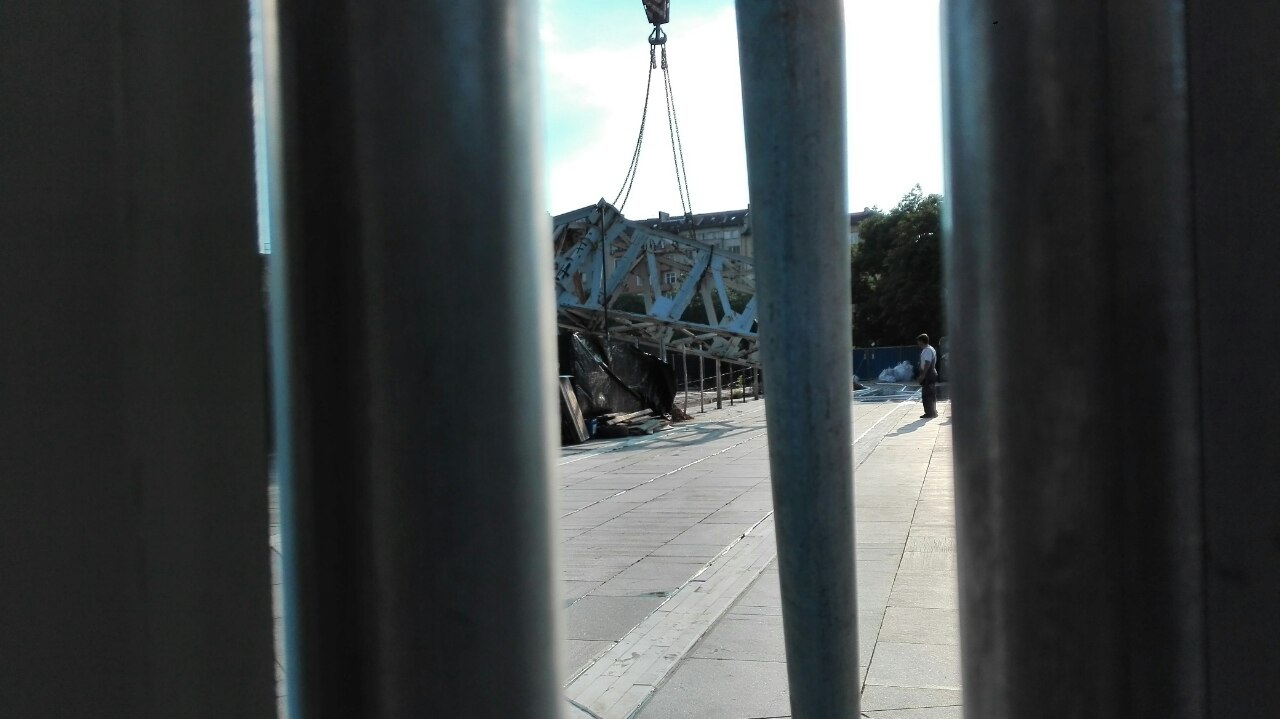 Продължиха с демонтажа на паметника пред НДК (СНИМКИ)