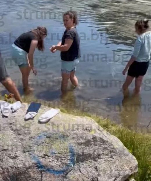 Румънски туристи се изкъпаха в едно от Седемте Рилски езера