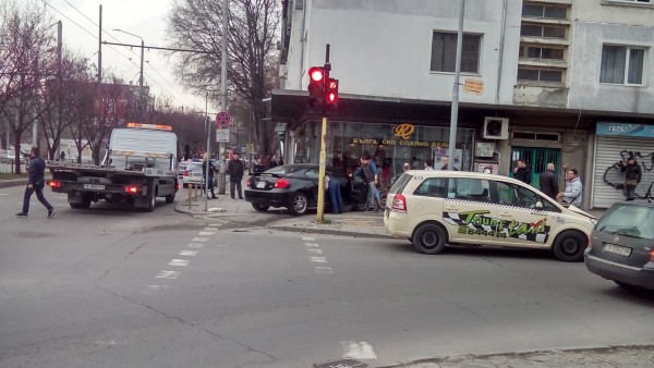 Пияна шофьорка без книжка се заби във витрина на магазин (Снимки)