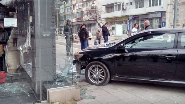 Пияна шофьорка без книжка се заби във витрина на магазин (Снимки)
