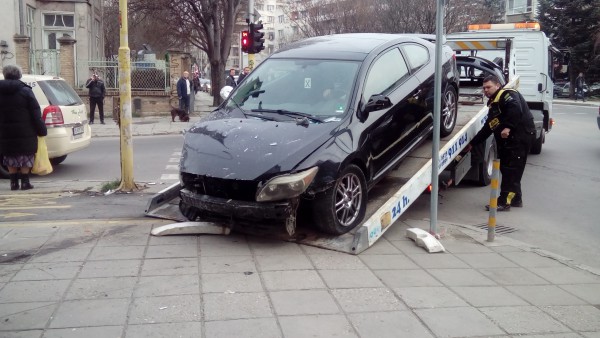 Пияна шофьорка без книжка се заби във витрина на магазин (Снимки)