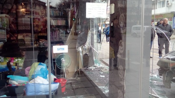 Пияна шофьорка без книжка се заби във витрина на магазин (Снимки)