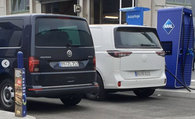  Фотографи „ спипаха “ електрическия бус на Volkswagen 