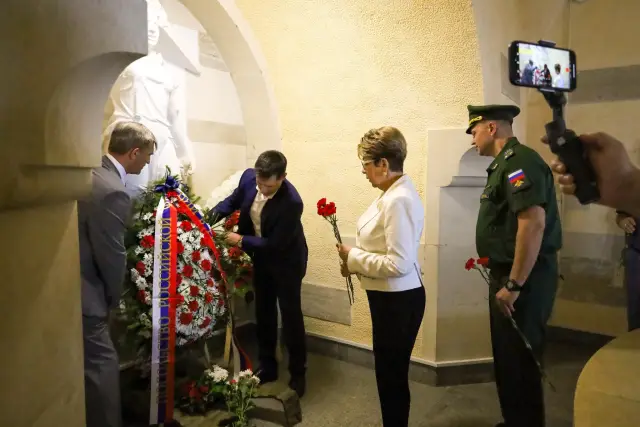  Руският дипломат сервира цветя на Шипка 