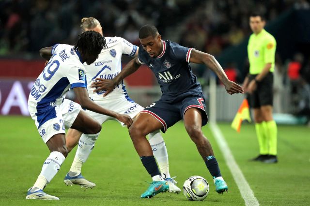  ПСЖ с трето следващо тъждество, Троа стигна до равенството след два гола пасив 