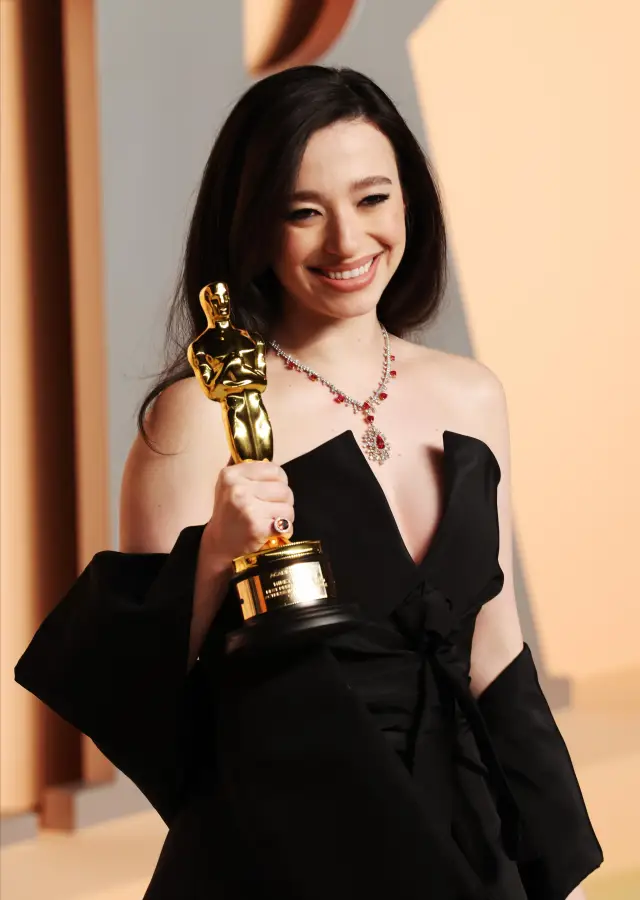 Младата носителка на " Оскар " Майки Мадисън е новият дипломат на Dior