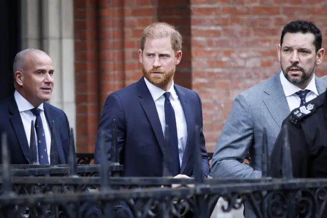 Принц Хари пред съда: Атаките на медиите превърнаха живота на съпругата ми в мизерия