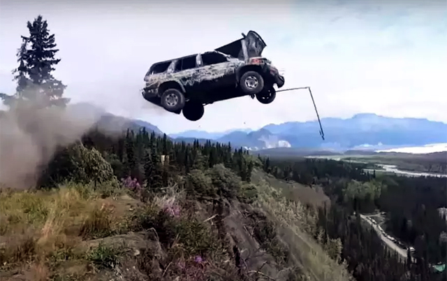В Аляска хвърлят коли от 90-метров склон на 4 юли (ВИДЕО)