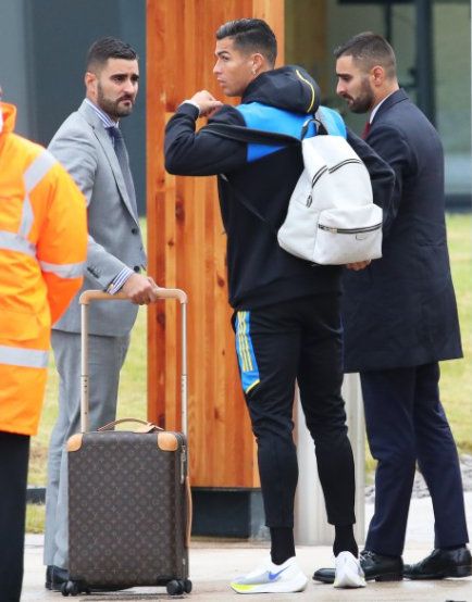  Роналдо цялостни джобовете на близнаци, с цел да го пазят! 