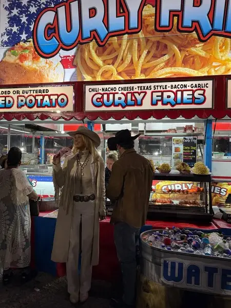 Бела Хадид се появи публично с приятеля си