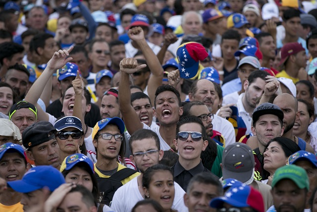 Венецуела на ръба на гражданска война (Снимки)