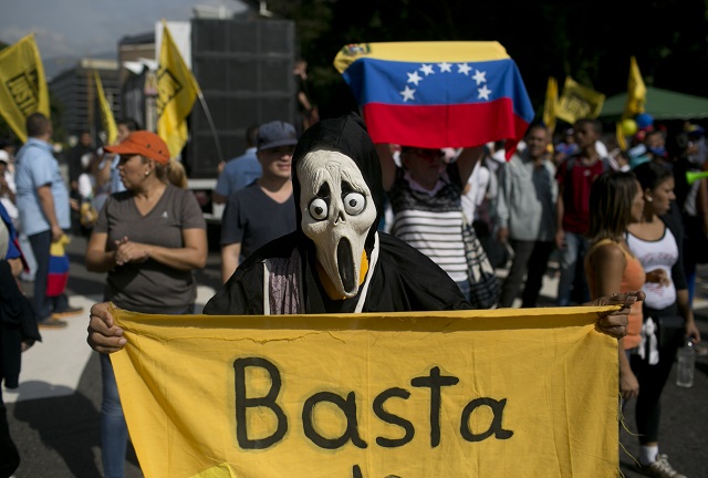 Венецуела на ръба на гражданска война (Снимки)