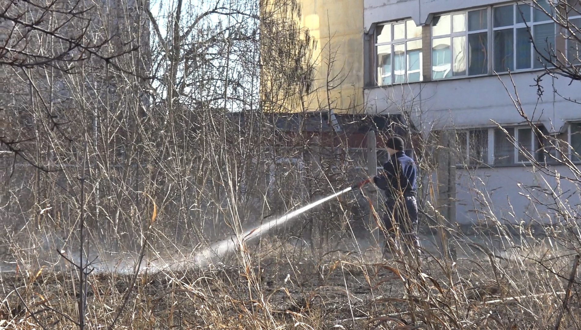 Угасиха пожар в двора на пловдивско училище