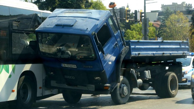 Камион се вряза в градски автобус в София (СНИМКИ)
