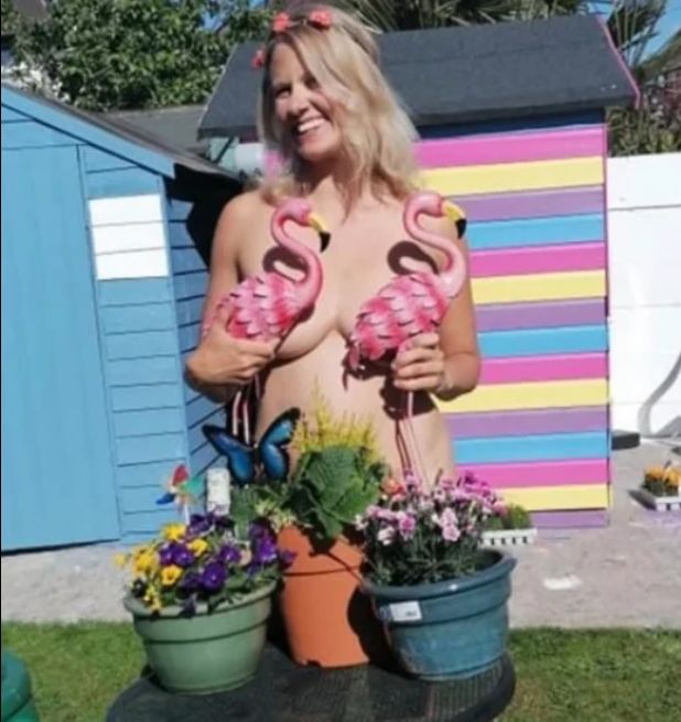 Секси голи жени в градината (СНИМКИ)