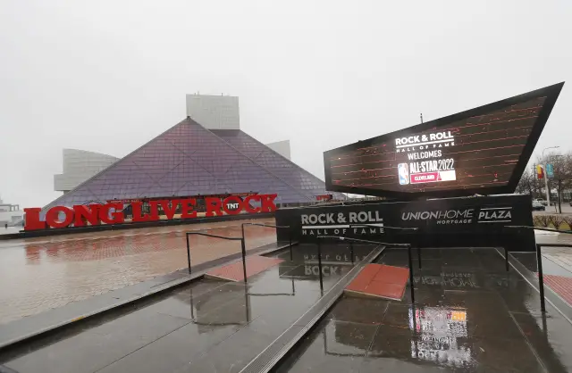 Фил Колинс, Iron Maiden и Oasis влизат в Залата на славата на рокендрола