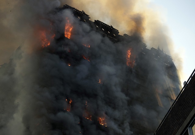 Огромен жилищен блок изгоря в Лондон (ВИДЕО+СНИМКИ)