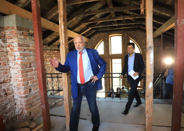  Превърнаха известна постройка в хъб за млади създатели 