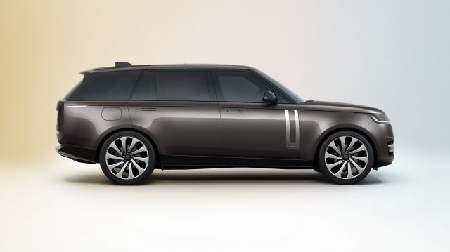 Новият Range Rover вече е по-голям и работи на бензин, дизел и ток