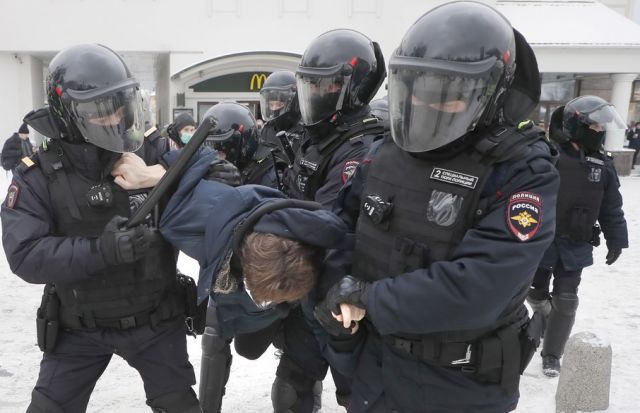 Стотици арестувани в Русия (СНИМКИ)