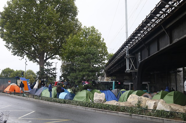 Евакуират бежански лагери в Париж (СНИМКИ)