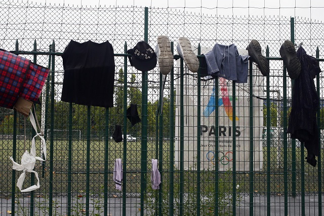 Евакуират бежански лагери в Париж (СНИМКИ)