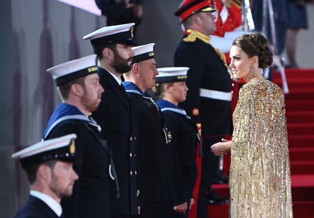 Кейт Мидълтън почете Даяна на червения килим с уникална рокля по поръчка (СНИМКИ)