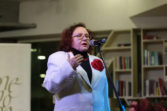 Катя Зографова: Оля Ал-Ахмед притежава седмата функция на езика | ФАКТИ.БГ Катя Зографова: Оля Ал-Ахмед притежава седмата функция на езика